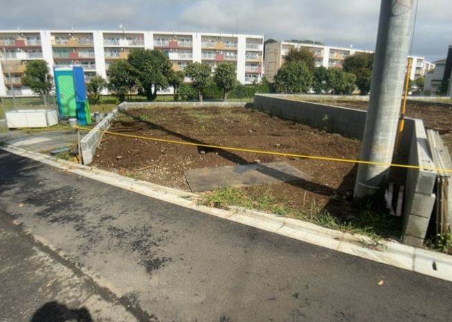 【前面道路含む現地写真】 | 本町田新築戸建 | 道幅が広い場所は日当たりや風通が良好です。幅が広いのですれ違いも可能ですし大きな車でも駐車可能！一方で、大型車が通ることも多くなるため交通量の増加により騒音に繋がります。また土地の値段が高くなります。