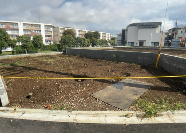 【外観】 | 本町田新築戸建 | 現在は更地となっています。現地をご見学に行く際は、道路の幅や周辺の交通量、施設などをご確認頂くことをおすすめします！ある程度イメージをつけたいという場合は、同売主の施工事例や完成パースもお見せします。