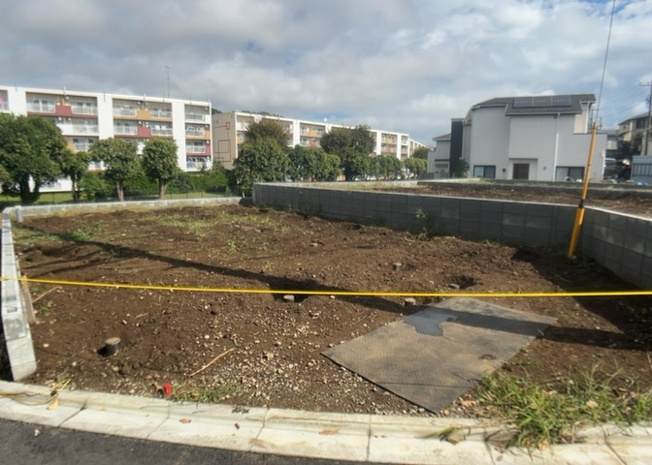 【駐車場】 | 本町田新築戸建 | 車一台あたりに必要なスペースは、標準サイズの普通自動車で横幅2m50cm、長さ5mは必要になります。ただし、乗降のことも考慮して横幅3m30cm、長さ5m50cmほどは確保できるところを選びましょう。