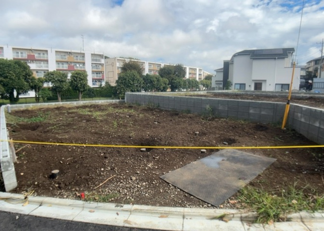 【玄関】 | 本町田新築戸建 | 玄関は、狭すぎると複数人で使いにくく、広すぎても無駄な空間になりがちです。最低2畳を目安にして、家の広さとの兼ね合いや家族の人数を考慮して決めるとよいでしょう。現地を見学して快適な玄関を選びましょう！