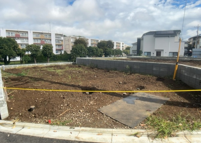 【玄関】 | 本町田新築戸建 | 玄関ポーチにおいて最も重視すべきと言っても良いのが広さです。適切な広さの玄関ポーチでないと外見的なバランスは崩れてしまいますし、何より使いにくくなってしまいますので、現地で実際に下見をしてみましょう！