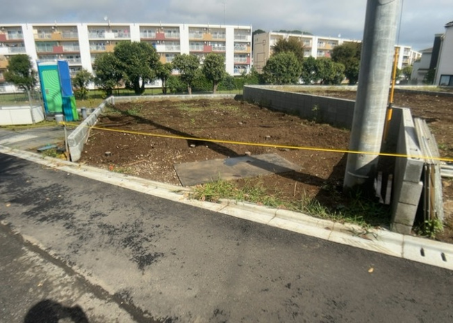 【前面道路含む現地写真】 | 本町田新築戸建 | 住宅用の土地では前面道路に2m以上接していなければならないと法律で定められています。しかし、お持ちの車のサイズやライフスタイルなどにより、2mでは利便が悪い場合もございますので、事前に確認しましょう。