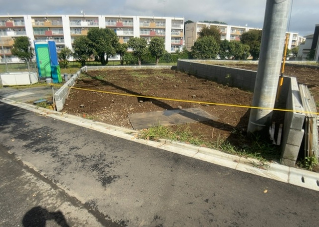 【前面道路含む現地写真】 | 本町田新築戸建 | お持ちの車種によっては前面道路が広い方が便利でしょう。しかし、前面道路が広ければその分交通量が多くなるため、騒音などが気になる場合があります。実際に現地を見学し、周辺交通量や騒音などを確認しましょう！