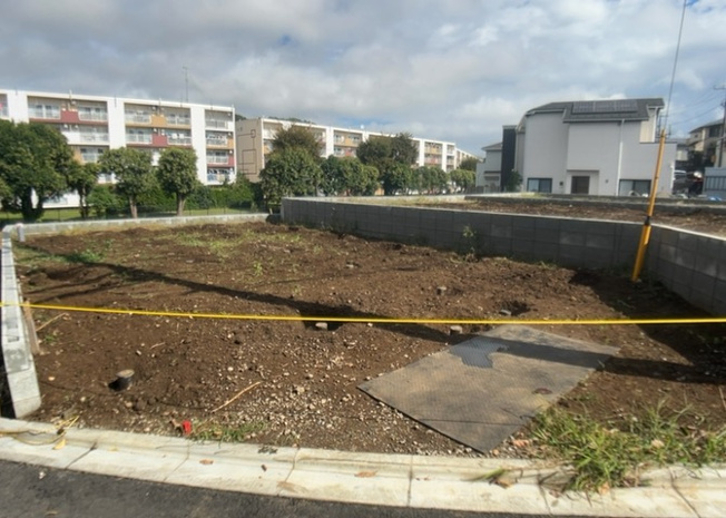 【駐車場】 | 本町田新築戸建 | 駐車場と明記されていても、最小スペースでつくられた駐車場だと大型車は駐車できなかったり、出入りしにくくなったりする可能性があります。お車のサイズと購入したい物件の駐車場のサイズを現地で確認しましょう。