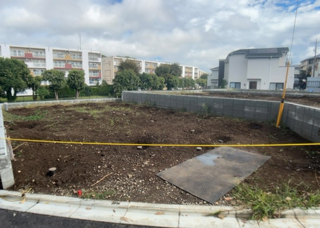 【玄関】 | 本町田新築戸建 | 玄関は家の顔でもあり、家族以外の目にも止まる場所です。玄関は外との間を仕切る扉、靴などをしまっておく収納スペース、靴脱ぎのたたきスペース、来客とのやり取りをするドアホンなど複数のアイテムからなります。