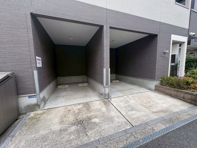 メゾンサンピアの駐車場