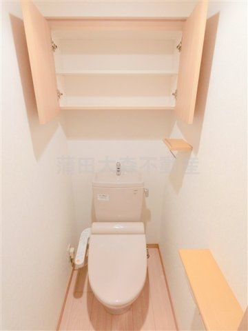 ルーブル蒲田七番館のトイレ|上部棚収納と温水暖房便座付のトイレ　