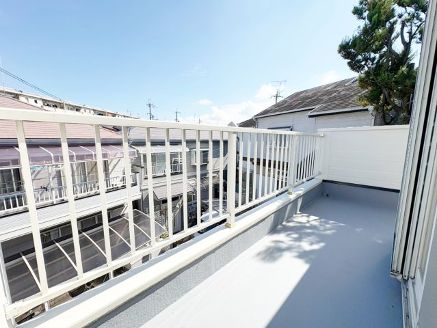 招提南町のバルコニー|広々バルコニーは、ご家族のお布団をたっぷり干せます！(2026年9月撮影)