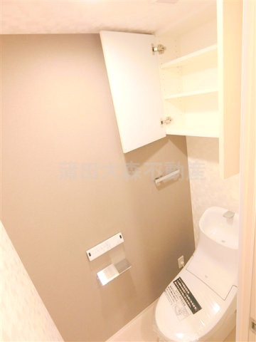 ラクラス蒲田のトイレ|棚収納と温水洗浄便座付きのトイレ