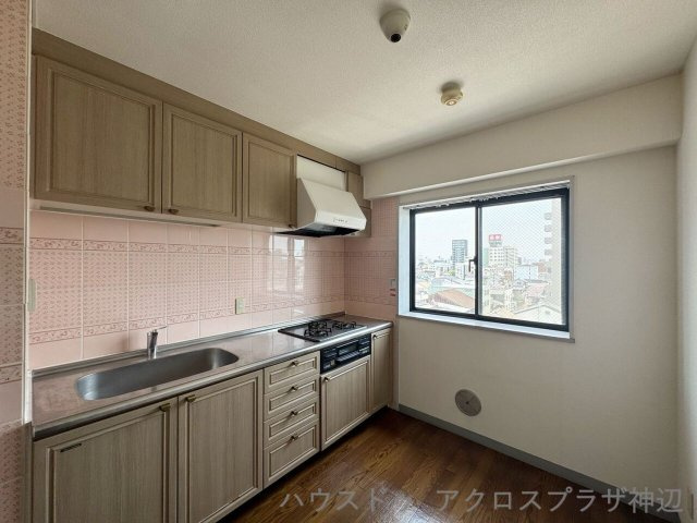 ダイアパレス道三町のキッチン|お部屋に匂いがつきにくく、自然光が入る窓のある独立型キッチン
