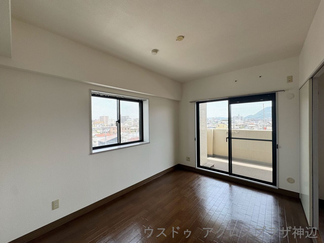 ダイアパレス道三町の洋室|【洋室6.7帖】バルコニーに面しており、収納も充実しており、用途分けして収納可能です。