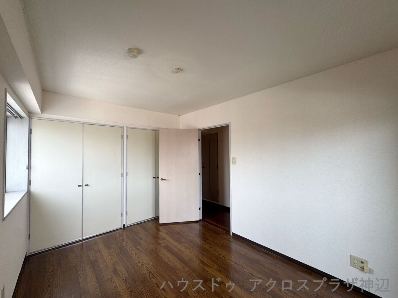 ダイアパレス道三町の洋室|【洋室6.7帖(玄関側)】2面採光の洋室。明るく風通しも良いので、ゆったりとくつろいで過ごせます