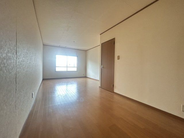 東新町2階建て兼テナント住宅の居間・リビング