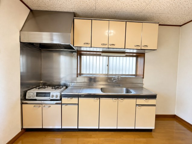 茂原市北塚　中古戸建のキッチン|※画像の一部はAIを用いて加工・編集しています。実際の状況と異なる場合がありますので、ご了承下さい。