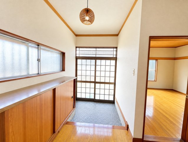 茂原市北塚　中古戸建の玄関|※画像の一部はAIを用いて加工・編集しています。実際の状況と異なる場合がありますので、ご了承下さい。