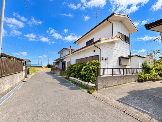 茂原市北塚　中古戸建の前面道路含む現地写真|※画像の一部はAIを用いて加工・編集しています。実際の状況と異なる場合がありますので、ご了承下さい。