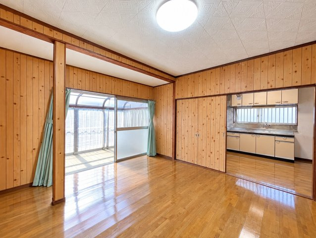 茂原市北塚　中古戸建の居間・リビング|※画像の一部はAIを用いて加工・編集しています。実際の状況と異なる場合がありますので、ご了承下さい。