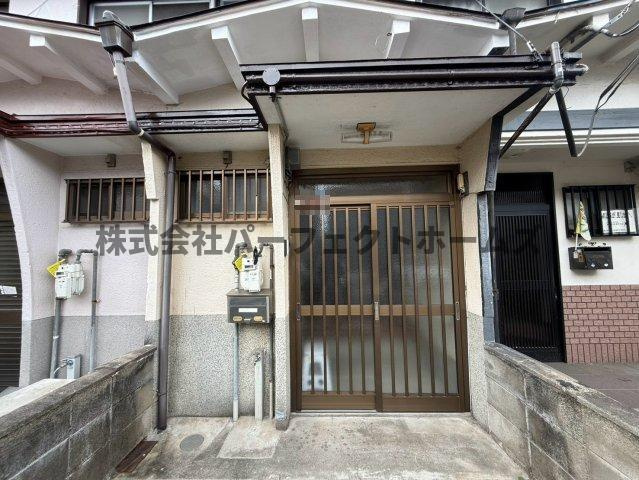 都丘町テラスハウス　賃貸の玄関|シンプルで使いやすい玄関です