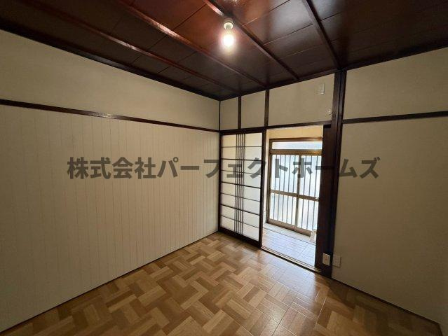 都丘町テラスハウス　賃貸の居間・リビング|こちらの居間で趣味の時間をお楽しみください
