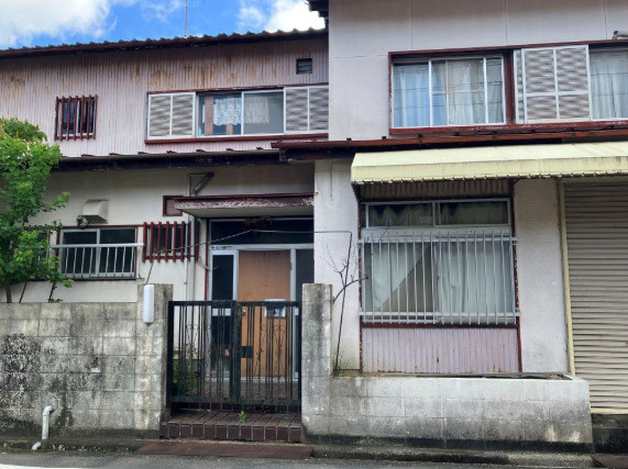 「小学校近く」高知市北竹島町　売地　建築条件無しの周辺|正面から見た現地の様子。既存建物や門扉、塀など、敷地の現況をご確認いただけます。