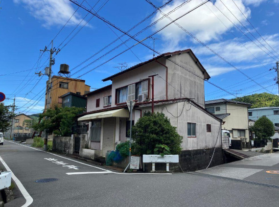 「小学校近く」高知市北竹島町　売地　建築条件無しの周辺|少し離れた位置から見た現地全景。敷地の広がりや周辺との距離感を確認し、住まいづくりをご検討いただけます。
