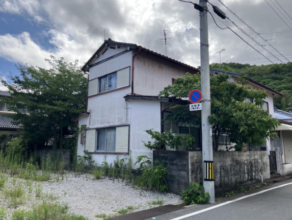 「小学校近く」高知市北竹島町　売地　建築条件無しの外観|側面から見た現地。植栽や隣接地との位置関係など、土地選びに必要な情報を現地でご確認ください。