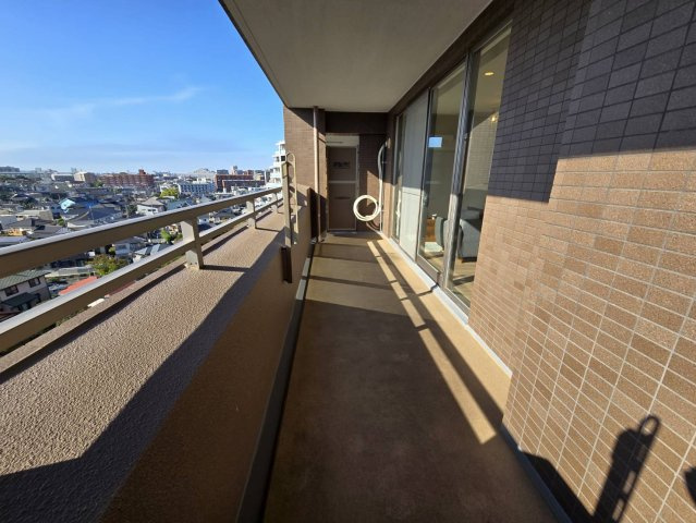 【バルコニー】 | コアマンション下大利ネクステージ | 大きなバルコニーは柔らかい風を運んできます…♪
洗幅が広くクリーンな印象のバルコニー☆
洗濯物もたく