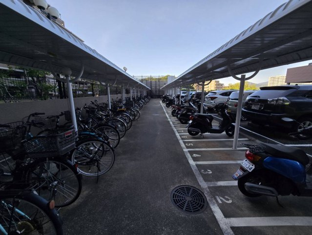 コアマンション下大利ネクステージの駐輪場|雨に直接当たらないため、金属パーツや鎖のサビつき、シートの劣化を防げます☆