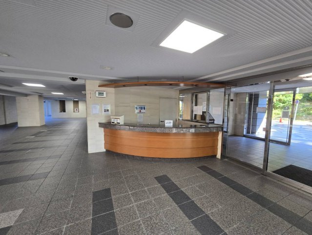 コアマンション下大利ネクステージのエントランス|セキュリティ面も安心の人目につきやすい明るいエントランスとなっています☆