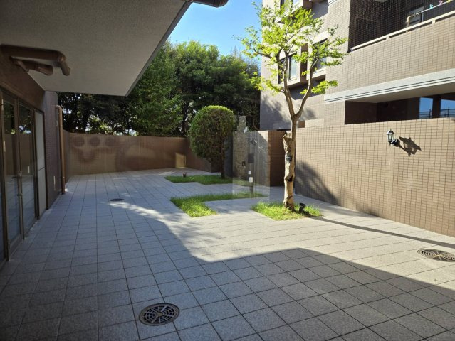コアマンション下大利ネクステージ|中庭スペース！四季を感じられ、重厚感があります☆