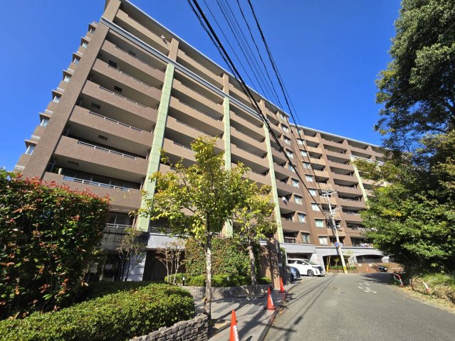コアマンション下大利ネクステージの外観|手入れの行き届いた、美しい植栽に囲まれた外観です♪