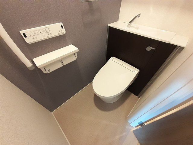 【トイレ】 | ラクーン堅田 | 落ち着いた色調のトイレです