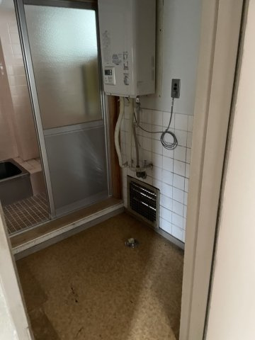 神奈川県横浜市鶴見区東寺尾6丁目 ロアール東寺尾の脱衣所|生活を支える給湯設備と使い勝手のよい動線