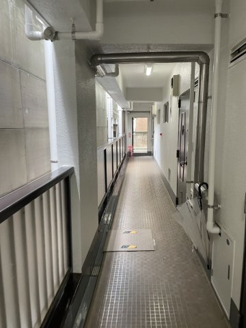 神奈川県横浜市鶴見区東寺尾6丁目 ロアール東寺尾のその他共用部分|雨風の影響を受けにくい、きれいな共用廊下スペース