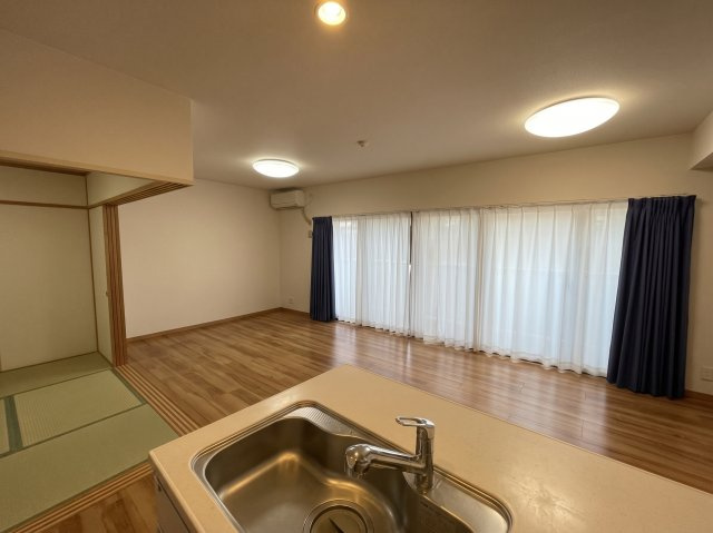 サンパーク霧島中央レジデンスの居間・リビング|※居住中のプライバシー保護のため、画像加工により家具等を一部消去しております。現況は現地にてご確認ください。