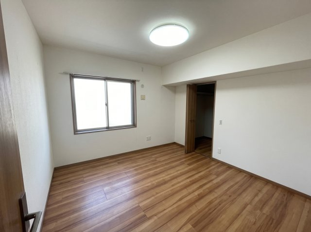 サンパーク霧島中央レジデンスの洋室|※居住中のプライバシー保護のため、画像加工により家具等を一部消去しております。現況は現地にてご確認ください。