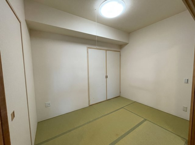 サンパーク霧島中央レジデンスの和室|※居住中のプライバシー保護のため、画像加工により家具等を一部消去しております。現況は現地にてご確認ください。