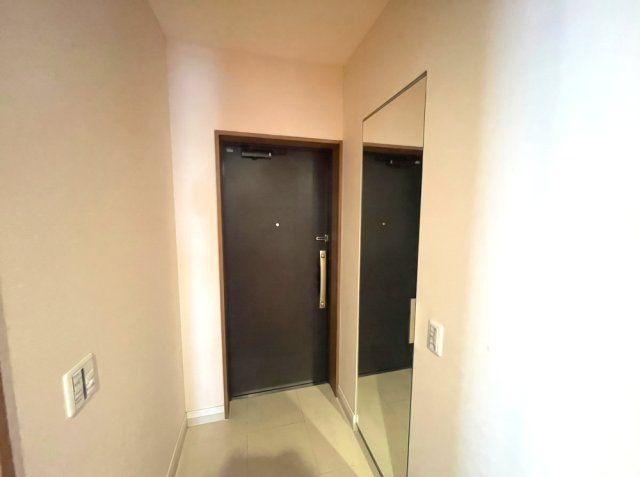 サンパーク霧島中央レジデンスの玄関|※居住中のプライバシー保護のため、画像加工により家具等を一部消去しております。現況は現地にてご確認ください。