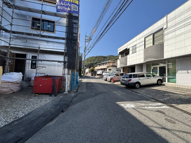 栗原町　新築長期優良住宅の前面道路含む現地写真