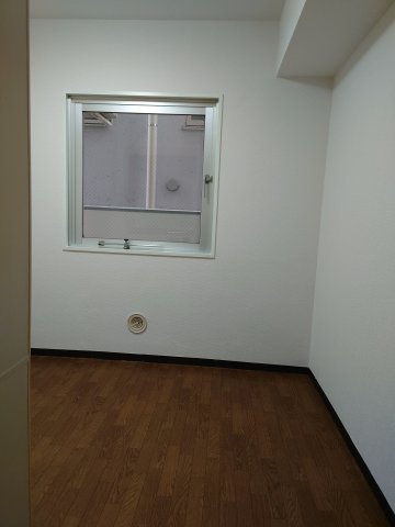 ロイヤル石川町の洋室|コンパクトで使いやすい洋室です