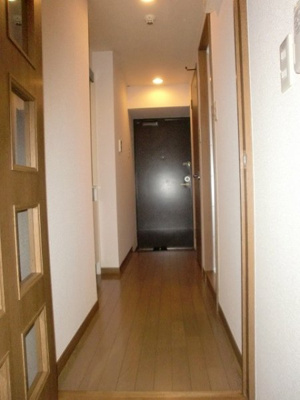 【玄関】 | 新品家具付きマンション梅里15(KaGood東京) | シンプルで使いやすい玄関です
