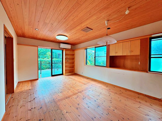 《若葉駅徒歩10分》鶴ヶ島市富士見2丁目　中古戸建の居間・リビング|LDK17帖