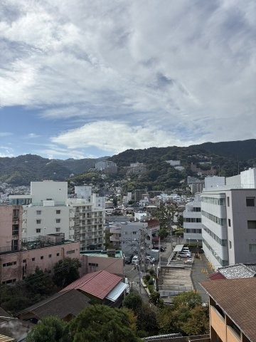 アーバンヒルズ熱海の展望|熱海の街中の奥に美しい山々を望みます。