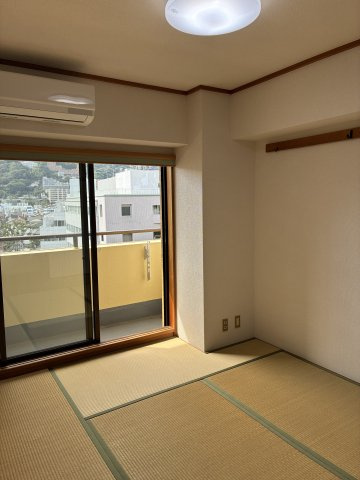 アーバンヒルズ熱海の和室|6帖の和室は寝室としてもお使いいただけそうです。