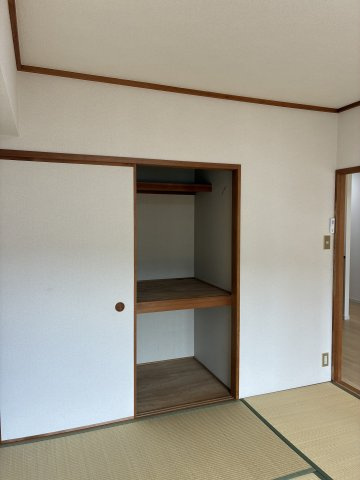 アーバンヒルズ熱海の和室|ゆとりある押し入れです。