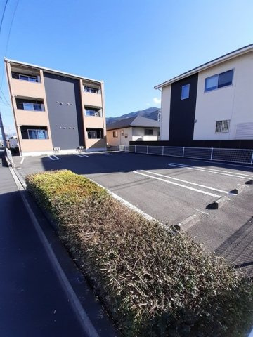 ウージーの駐車場|駐車場があるので、車を買う予定の方も安心です