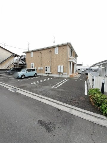プランドール・ソフィア・山﨑の駐車場|車をお持ちの方に嬉しい駐車場付きの物件です