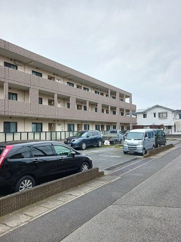 パレステージの駐車場|駐車場があるので、車を買う予定の方も安心です