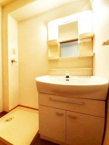アヴニール　Ⅰの洗面所|明るい洗面所です