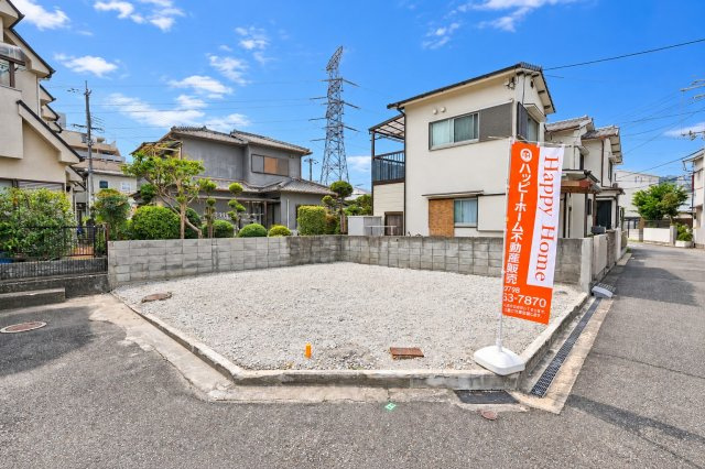 宝塚市口谷西3丁目建築条件付売土地の外観|南東角地ならではの開放感が伝わる現地写真。現在は更地となっており、建物の位置や日当たりなど、これからの住まいを思い描きながらご覧いただけます。